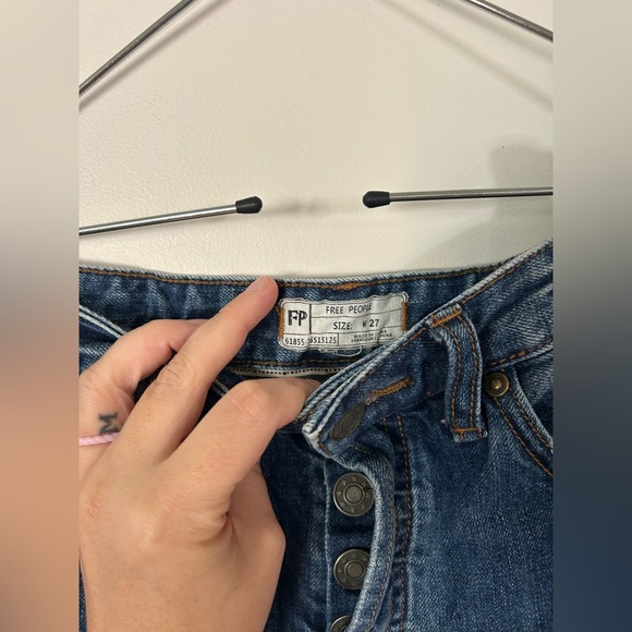Women's FREE PEOPLE Jean Shorts Size W 27 Distressed Details - Picture 3 of 7
